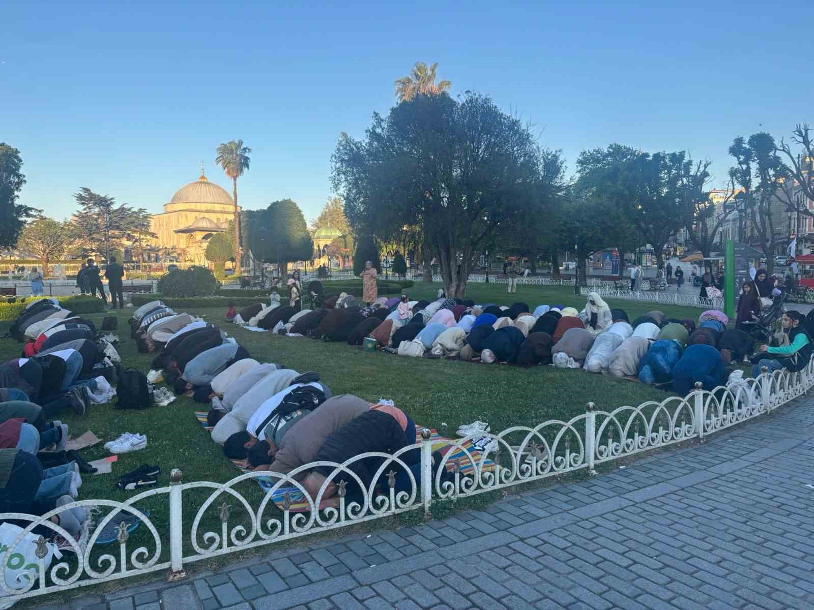 vatandaslar kurban bayrami namazini ayasofyada kildi 1 ASrkO23h