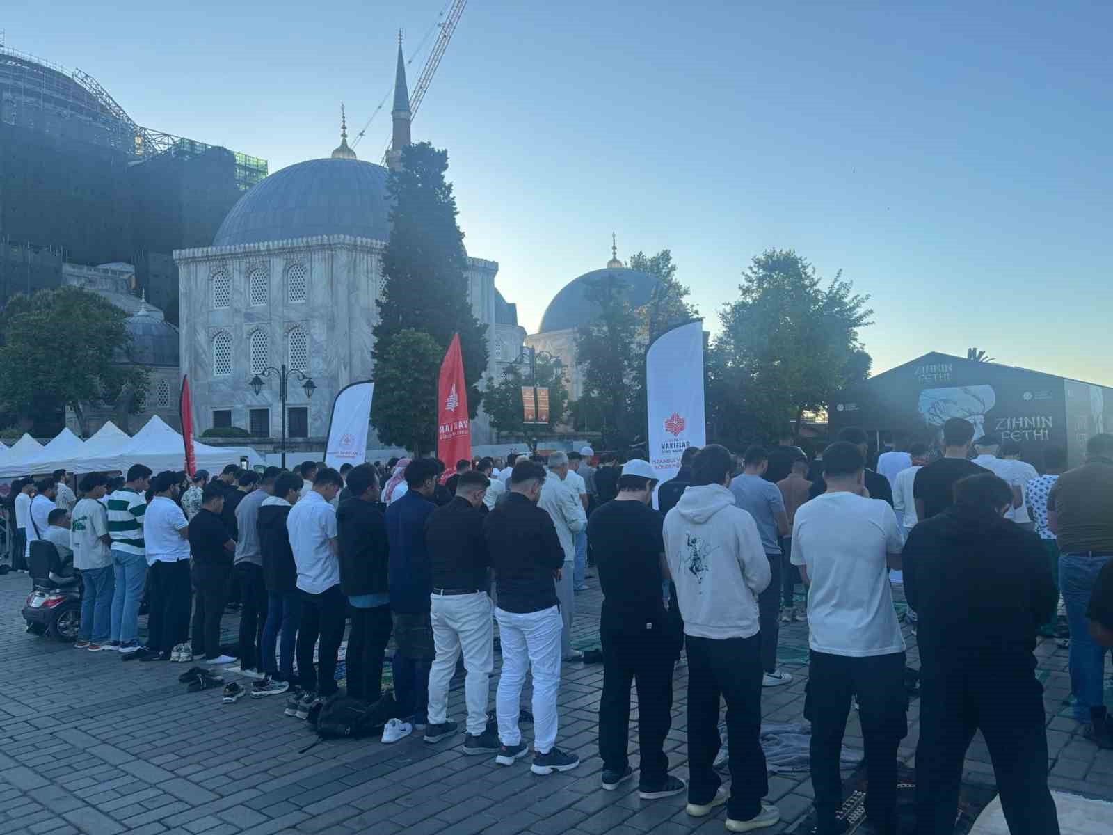 vatandaslar kurban bayrami namazini ayasofyada kildi 2 YDnV7KnW