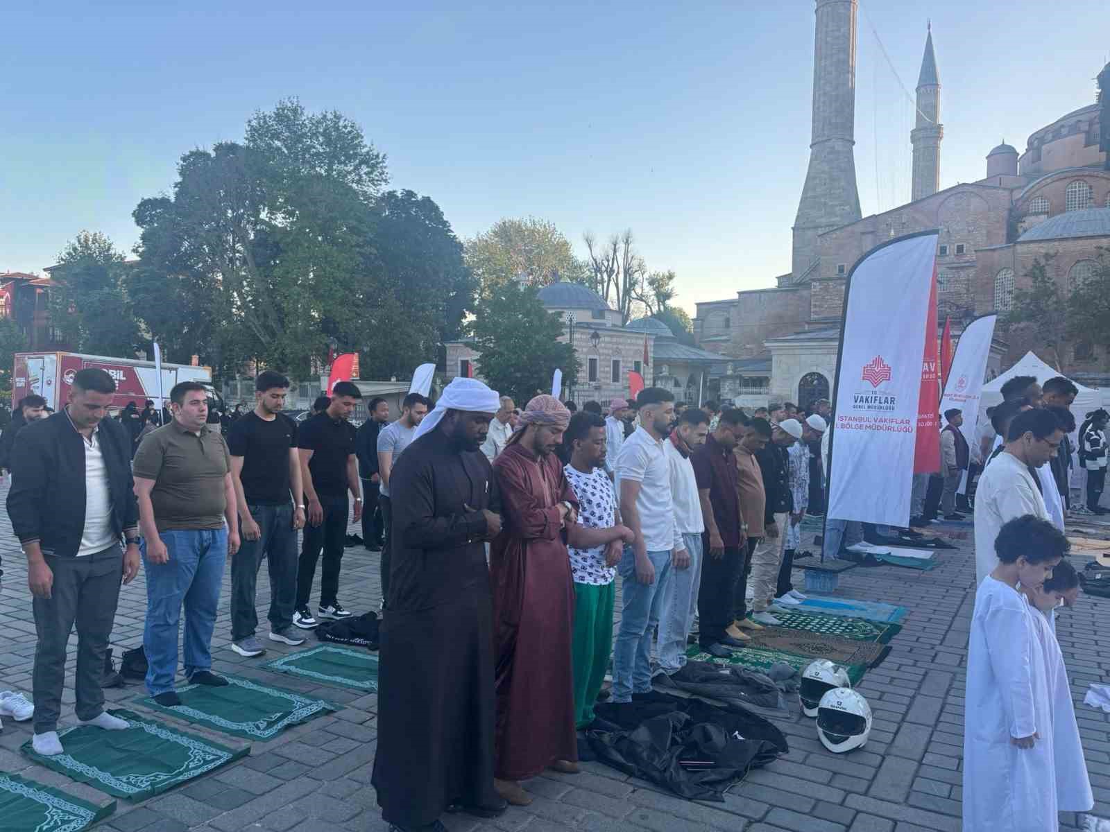 vatandaslar kurban bayrami namazini ayasofyada kildi 3 uUKl8Rle