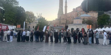 vatandaslar-kurban-bayrami-namazini-ayasofyada-kildi-y8Kv2T3Q.jpg