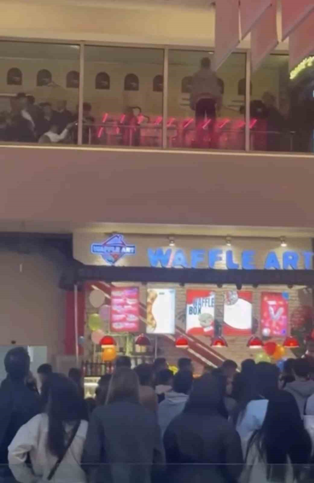 Vatandaşlar sinemada film izler gibi yemek katından kavgayı izledi 4 vatandaslar sinemada film izler gibi yemek katindan kavgayi izledi 0 ZJOgzLOg