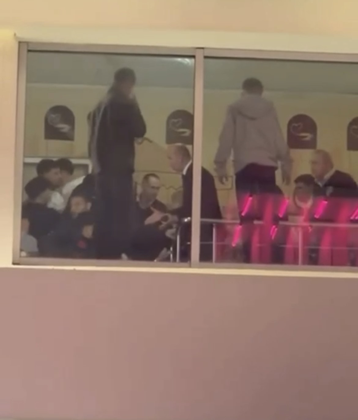 Vatandaşlar sinemada film izler gibi yemek katından kavgayı izledi 5 vatandaslar sinemada film izler gibi yemek katindan kavgayi izledi 1 4cNfCvNQ