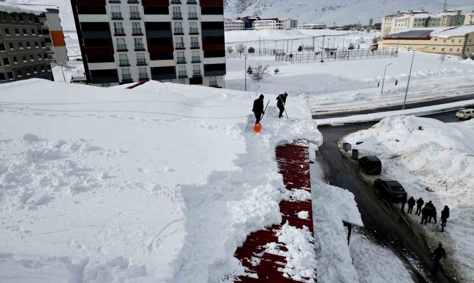 vatandaslar zarar gormesin diye catilarda temizlik mesaisi basladi 5 yLqBKbOl