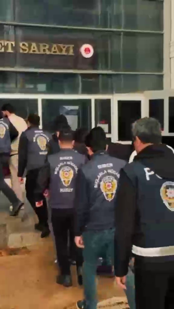 vatandaslarin ibanlariyla yasa disi bahis parasi transferi yapan orgute operasyon 4 RTqXPb8H