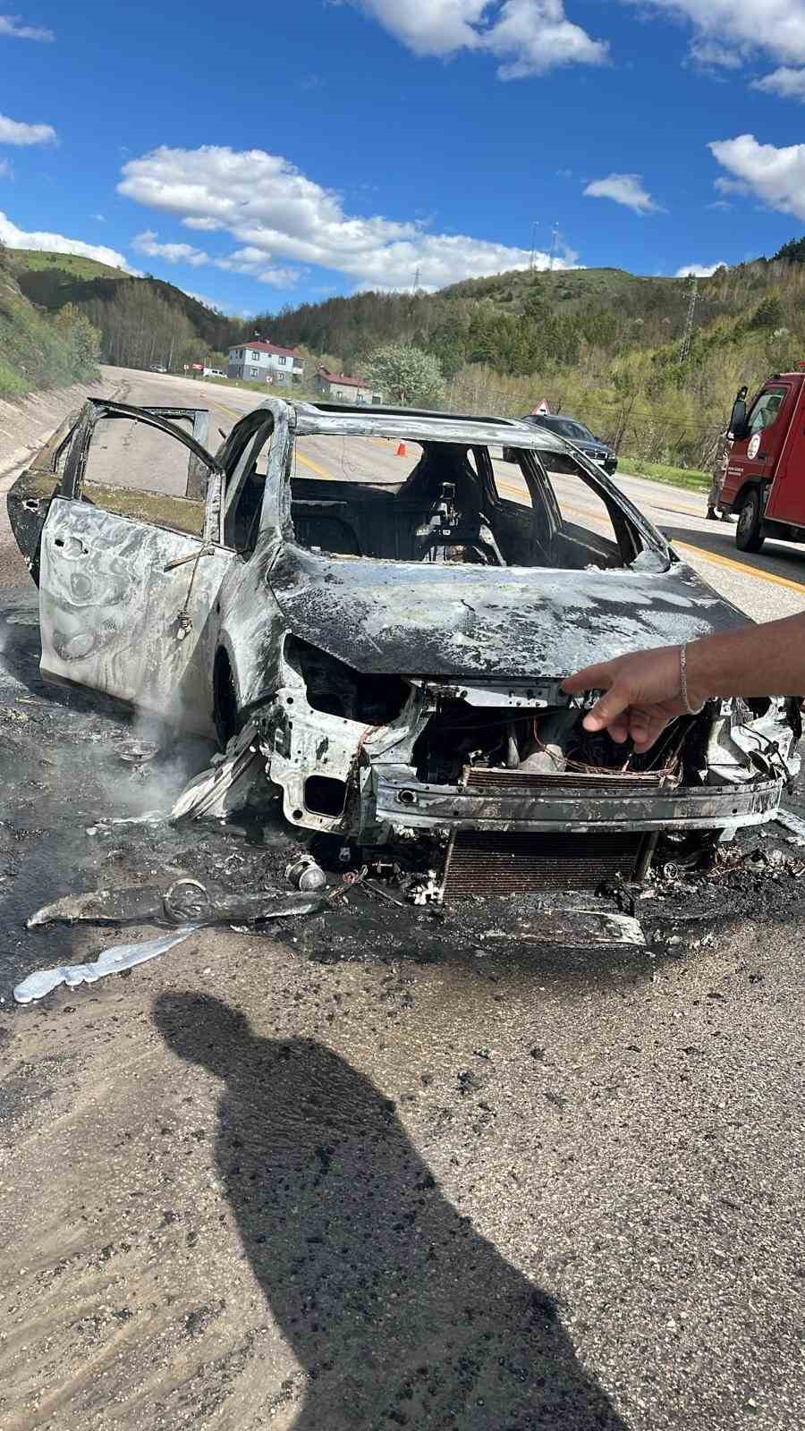 vauk daginda seyir halindeki otomobil alevlere teslim oldu 1 f33RuGNq