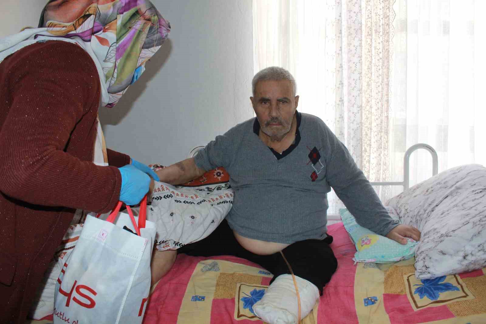 Vefakar gelin, 10 yıldır ayağı olmayan yatalak kayınpederine bakıyor 5 vefakar gelin 10 yildir ayagi olmayan yatalak kayinpederine bakiyor 1 WCWOltYk