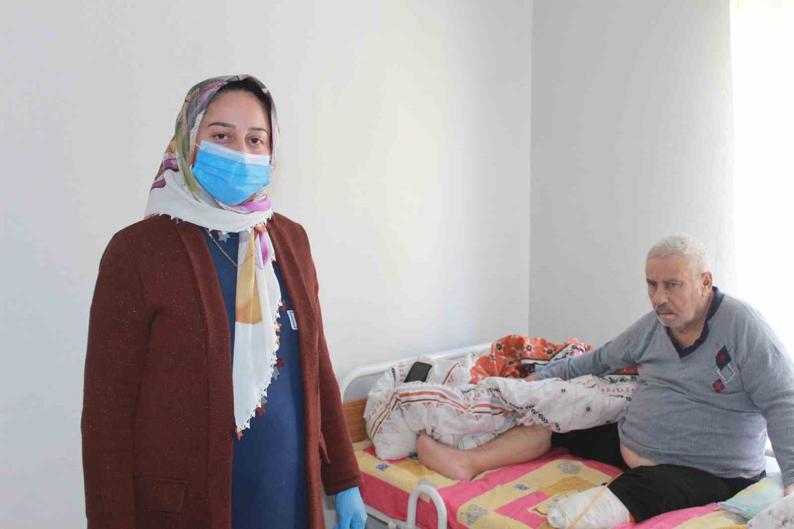 Vefakar gelin, 10 yıldır ayağı olmayan yatalak kayınpederine bakıyor 6 vefakar gelin 10 yildir ayagi olmayan yatalak kayinpederine bakiyor 2