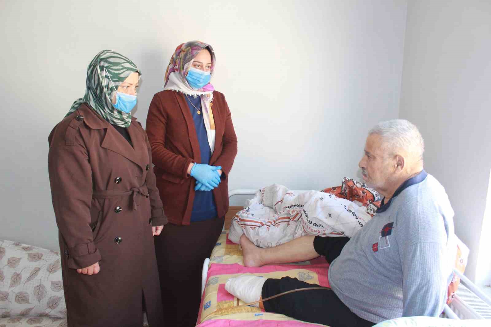 Vefakar gelin, 10 yıldır ayağı olmayan yatalak kayınpederine bakıyor 7 vefakar gelin 10 yildir ayagi olmayan yatalak kayinpederine bakiyor 3 HBOXSypr