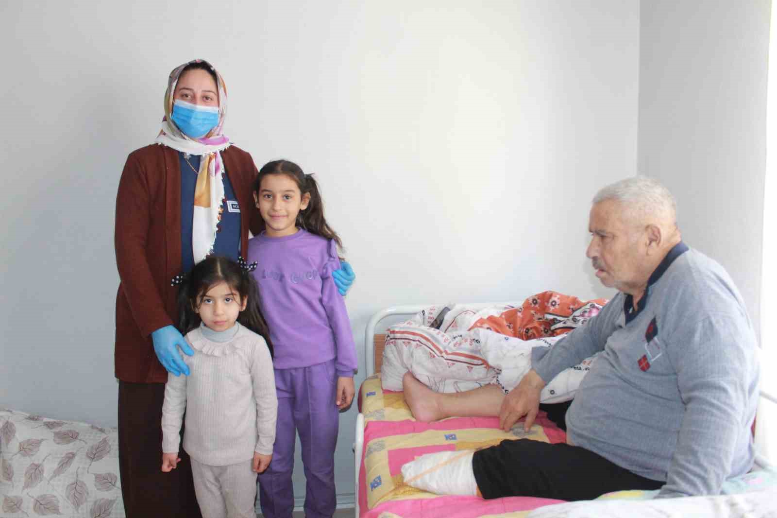 Vefakar gelin, 10 yıldır ayağı olmayan yatalak kayınpederine bakıyor 8 vefakar gelin 10 yildir ayagi olmayan yatalak kayinpederine bakiyor 4 vw4OpBMA