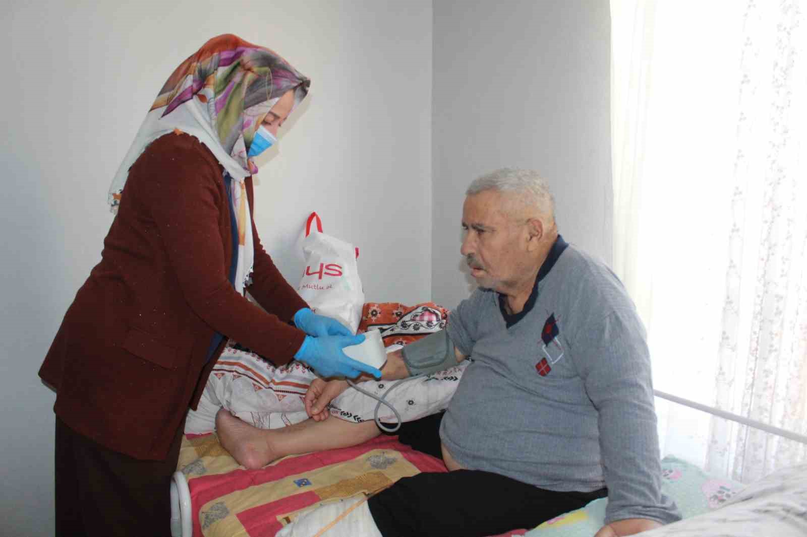 Vefakar gelin, 10 yıldır ayağı olmayan yatalak kayınpederine bakıyor 9 vefakar gelin 10 yildir ayagi olmayan yatalak kayinpederine bakiyor 5 quDp67zN