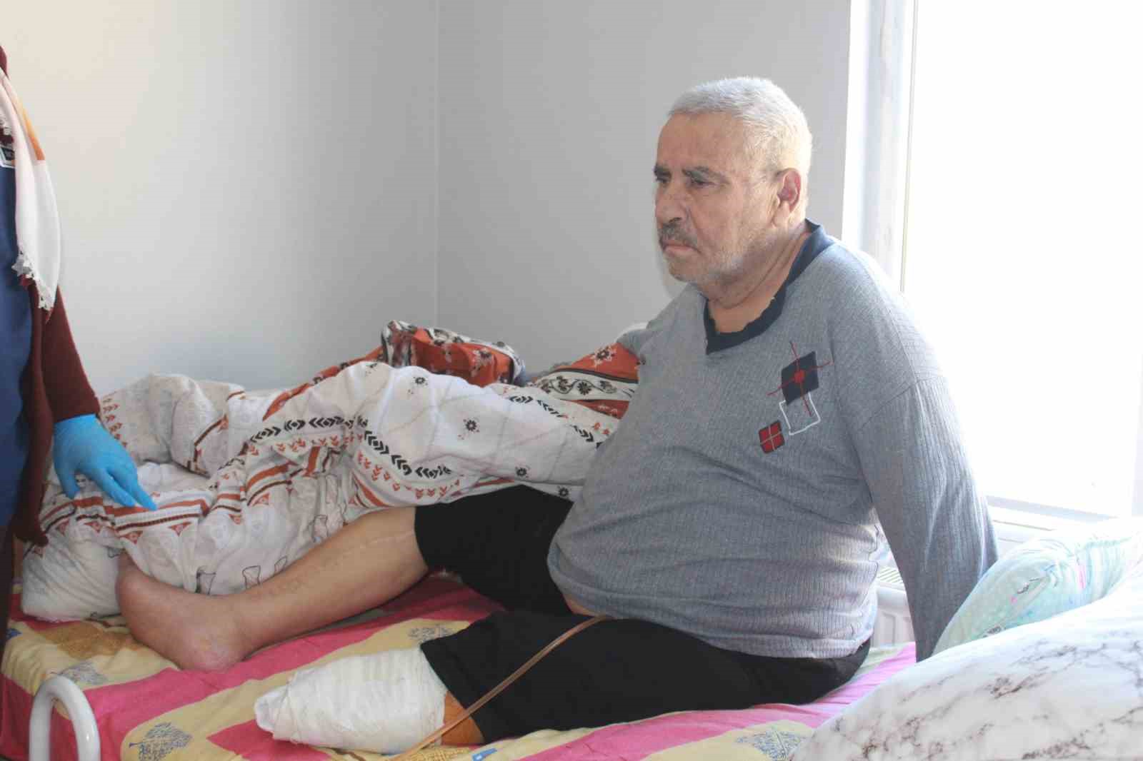 Vefakar gelin, 10 yıldır ayağı olmayan yatalak kayınpederine bakıyor 10 vefakar gelin 10 yildir ayagi olmayan yatalak kayinpederine bakiyor 6 WSSSagZ4