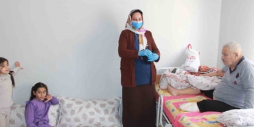 vefakar-gelin-10-yildir-ayagi-olmayan-yatalak-kayinpederine-bakiyor-eDCSJI2q.jpg