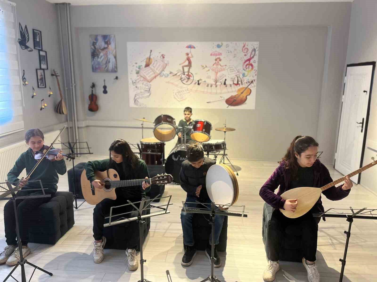 Vefalı eş, hayatını kaybeden kocasının anısına kütüphane ve müzik atölyesi kurdu 4 vefali es hayatini kaybeden kocasinin anisina kutuphane ve muzik atolyesi kurdu 0 EAJzKuYI