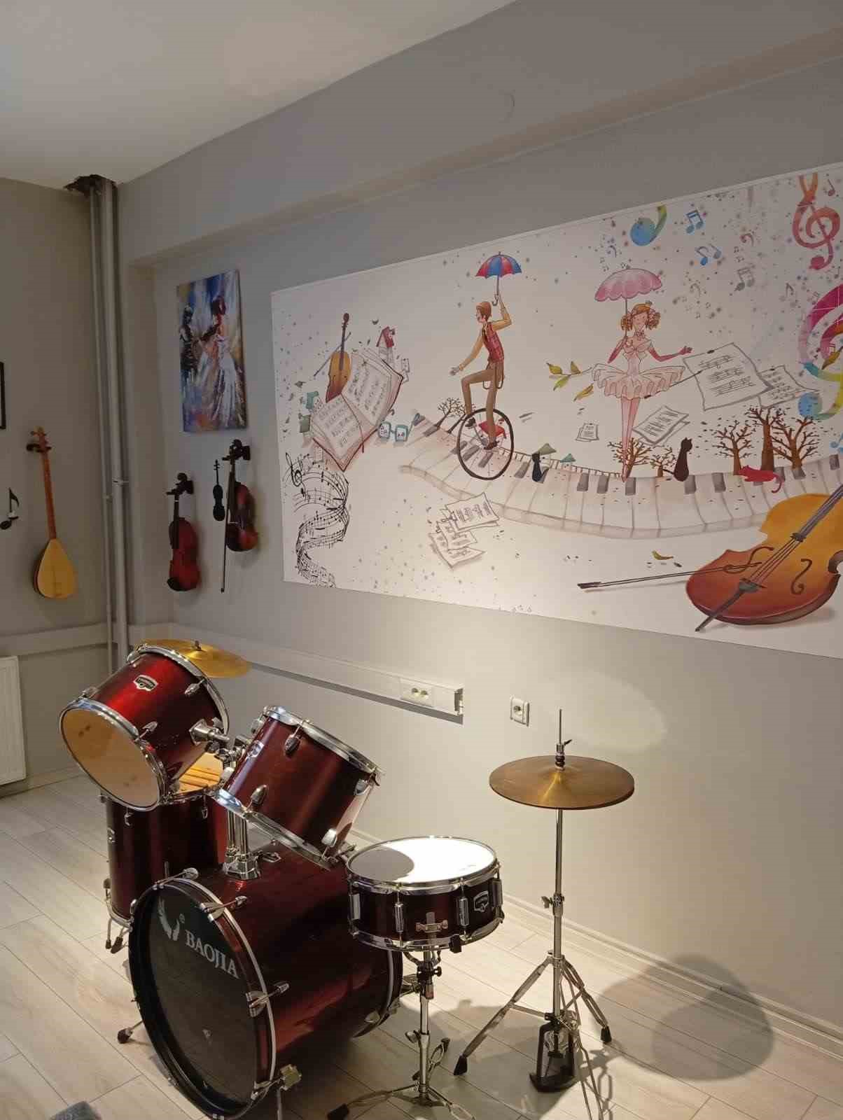 Vefalı eş, hayatını kaybeden kocasının anısına kütüphane ve müzik atölyesi kurdu 9 vefali es hayatini kaybeden kocasinin anisina kutuphane ve muzik atolyesi kurdu 5 9wdEkya1