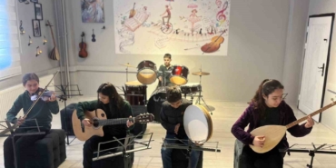 vefali-es-hayatini-kaybeden-kocasinin-anisina-kutuphane-ve-muzik-atolyesi-kurdu-mRQB9tTz.jpg
