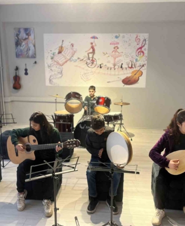 vefali-es-hayatini-kaybeden-kocasinin-anisina-kutuphane-ve-muzik-atolyesi-kurdu-mRQB9tTz.jpg