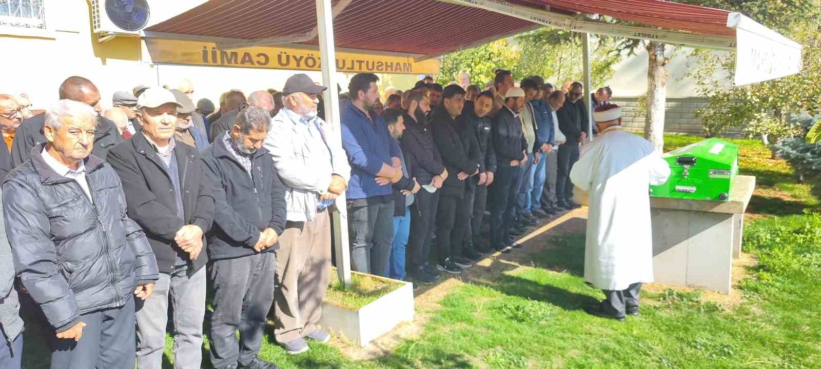 vefat eden esinin saclarini sakliyordu tedavi gordugu hastanede hayatini kaybetti 1 vnUCtNJr