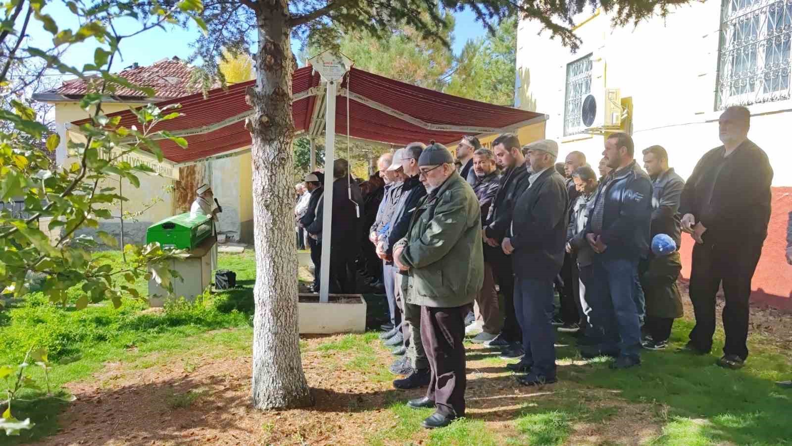 vefat eden esinin saclarini sakliyordu tedavi gordugu hastanede hayatini kaybetti 3