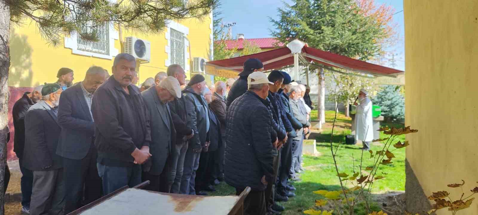 vefat eden esinin saclarini sakliyordu tedavi gordugu hastanede hayatini kaybetti 4 tX3AMLVN