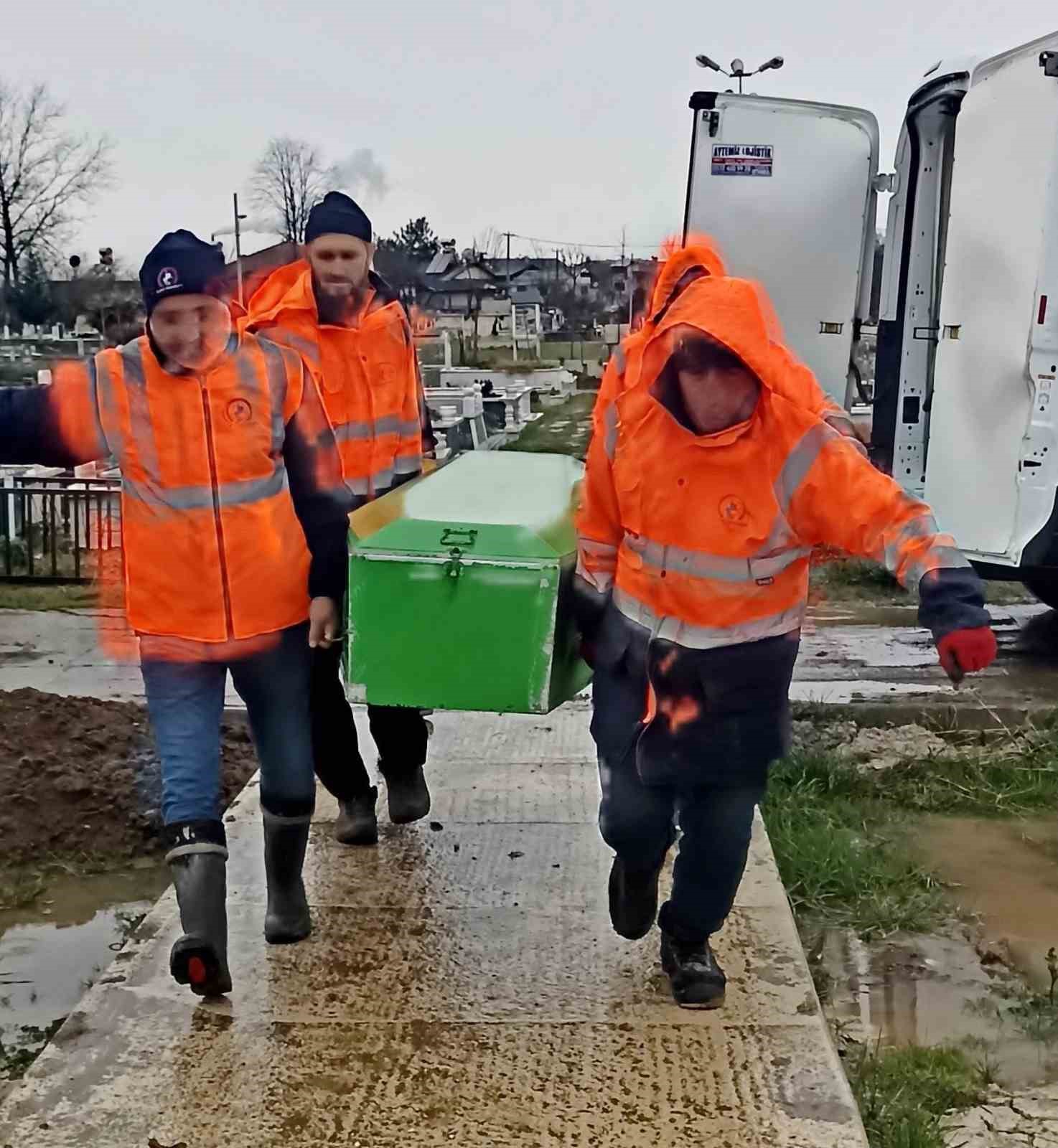 vefat eden kacak gocmenler duzcede defnedildi 2