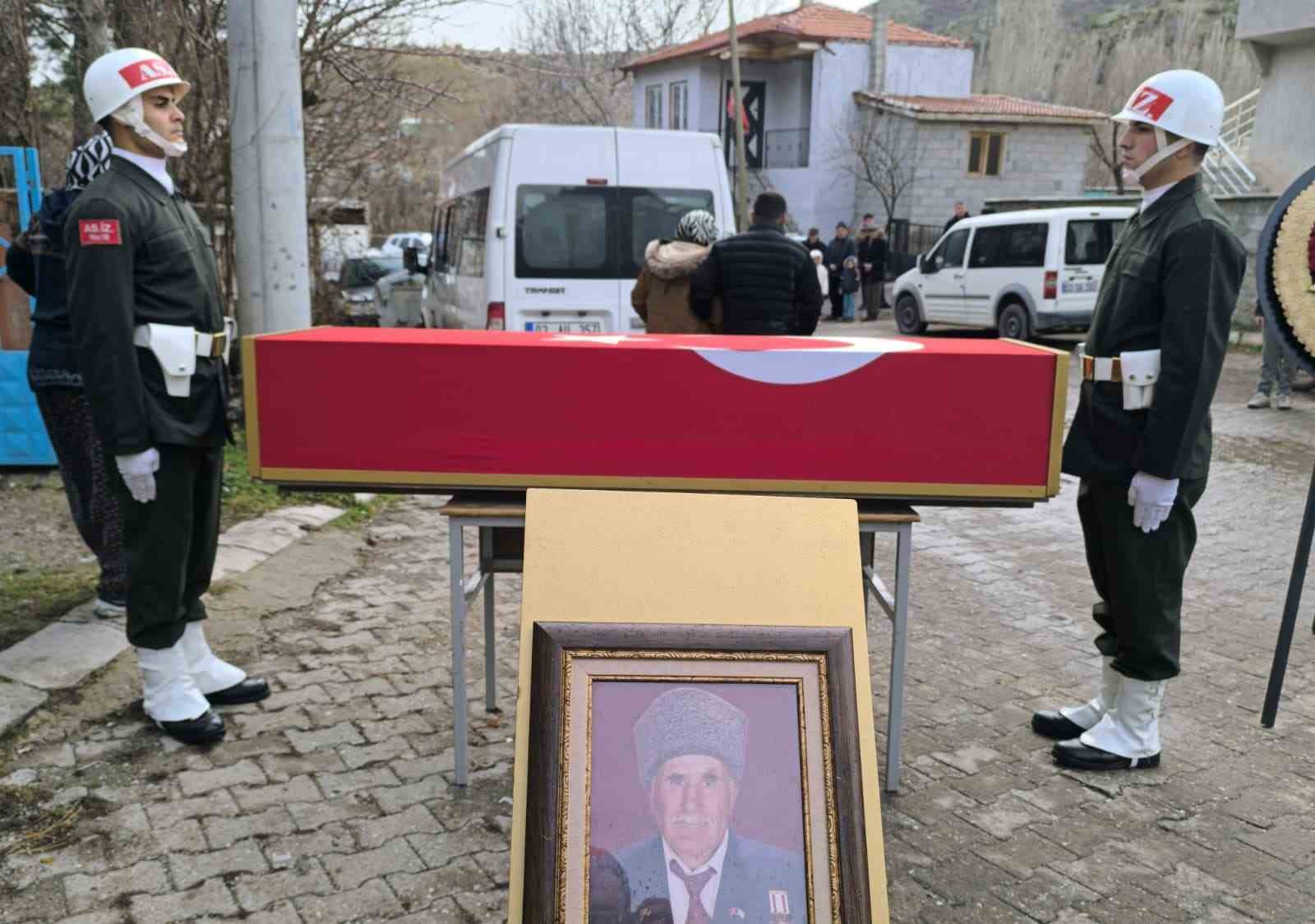 vefat eden kibris gazisi askeri torenle topraga verildi 0 bOierHXF