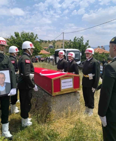 vefat-eden-kibris-gazisi-son-yolculuguna-ugurlandi-GDCJMKsV.jpg
