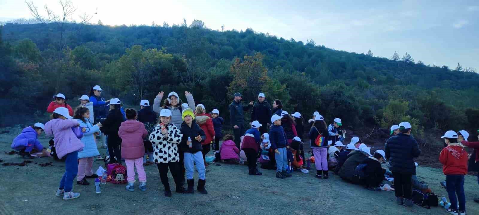 vefat eden ogretmenleri icin fidan diktiler 2 ISNIbGnj