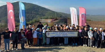 vefat-eden-ogretmenleri-icin-fidan-diktiler-GpCsfGLT.jpg