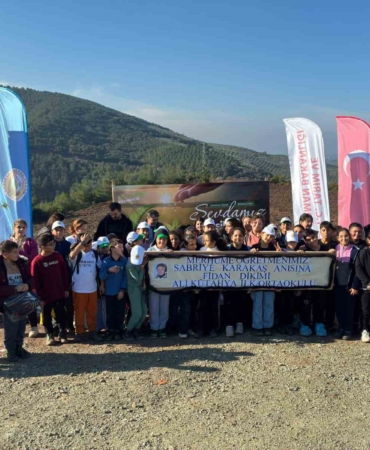 vefat-eden-ogretmenleri-icin-fidan-diktiler-GpCsfGLT.jpg