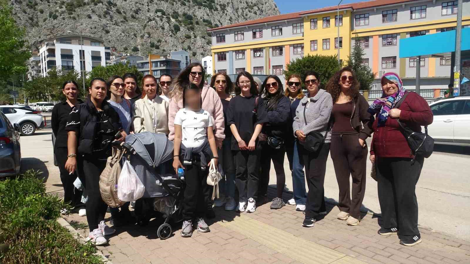 Veliler öğrenciyi darp ettiği iddia edilen öğretmene destek için okul önünde toplandılar 4 veliler ogrenciyi darp ettigi iddia edilen ogretmene destek icin okul onunde toplandilar 0