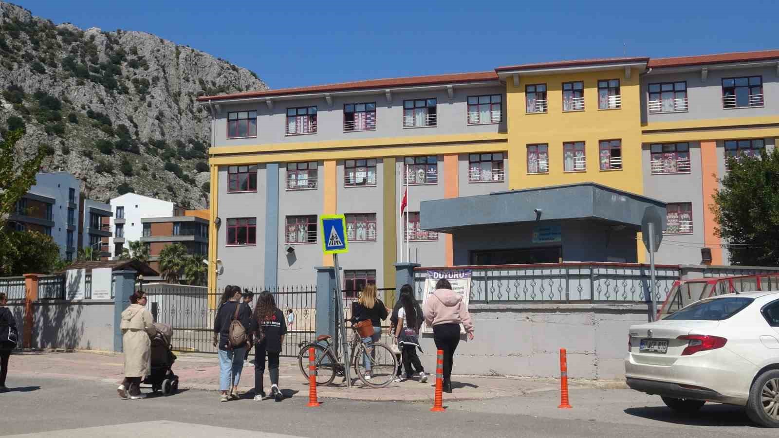 Veliler öğrenciyi darp ettiği iddia edilen öğretmene destek için okul önünde toplandılar 5 veliler ogrenciyi darp ettigi iddia edilen ogretmene destek icin okul onunde toplandilar 1 gt8uBSfe