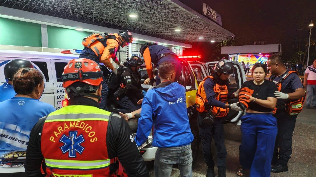 Venezuela’da 7 eyalette şiddetli yağış ve sel alarmı 6 venezuelada 7 eyalette siddetli yagis ve sel alarmi 2 cYReubM7