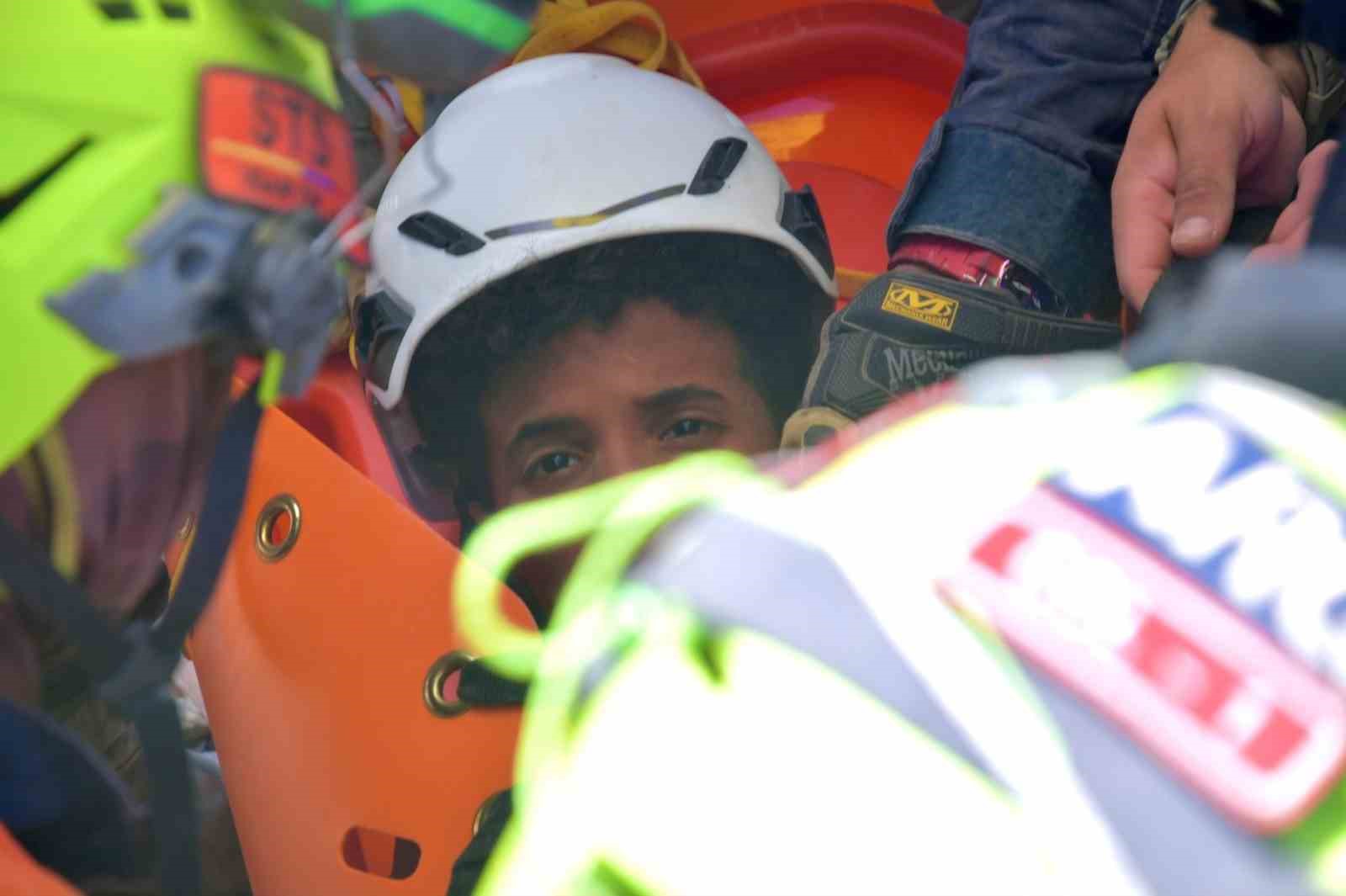 venezuelada enkaz altindaki cocuk 6 saatlik operasyonla kurtarildi 4 jm11QNmd