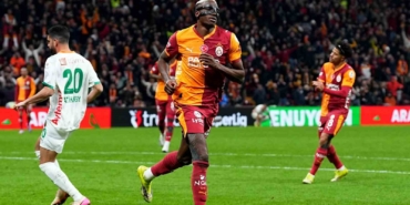 victor-osimhen-bu-sezonki-gol-sayisini-17ye-cikardi-qrLYfxO7.jpg
