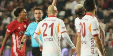 victor-osimhen-cezali-duruma-dustu-ddpqJWPL.jpg