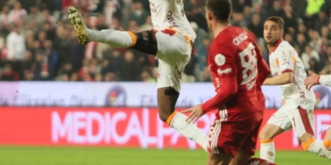 victor-osimhen-ligde-6-golunu-atti-GHUaVKBe.jpg