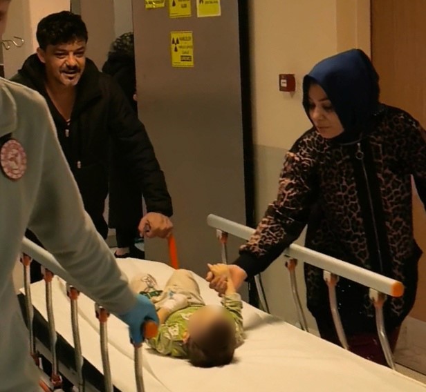 villanin merdivenlerden dusen 1 yasindaki cocuk agir yaralandi 1 viqXsqaU