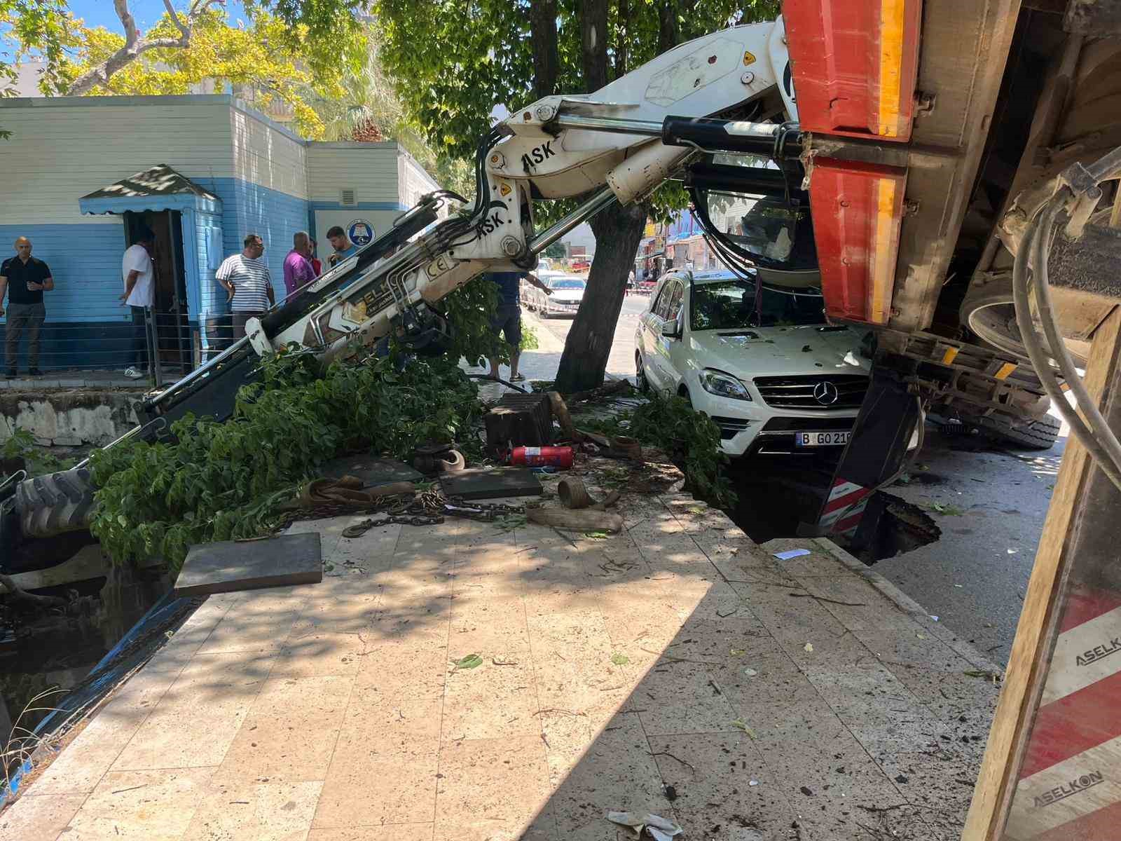 vinc aracin uzerine devrildi kepce dereye uctu korku dolu anlar kamerada 0 nX7CXRlL
