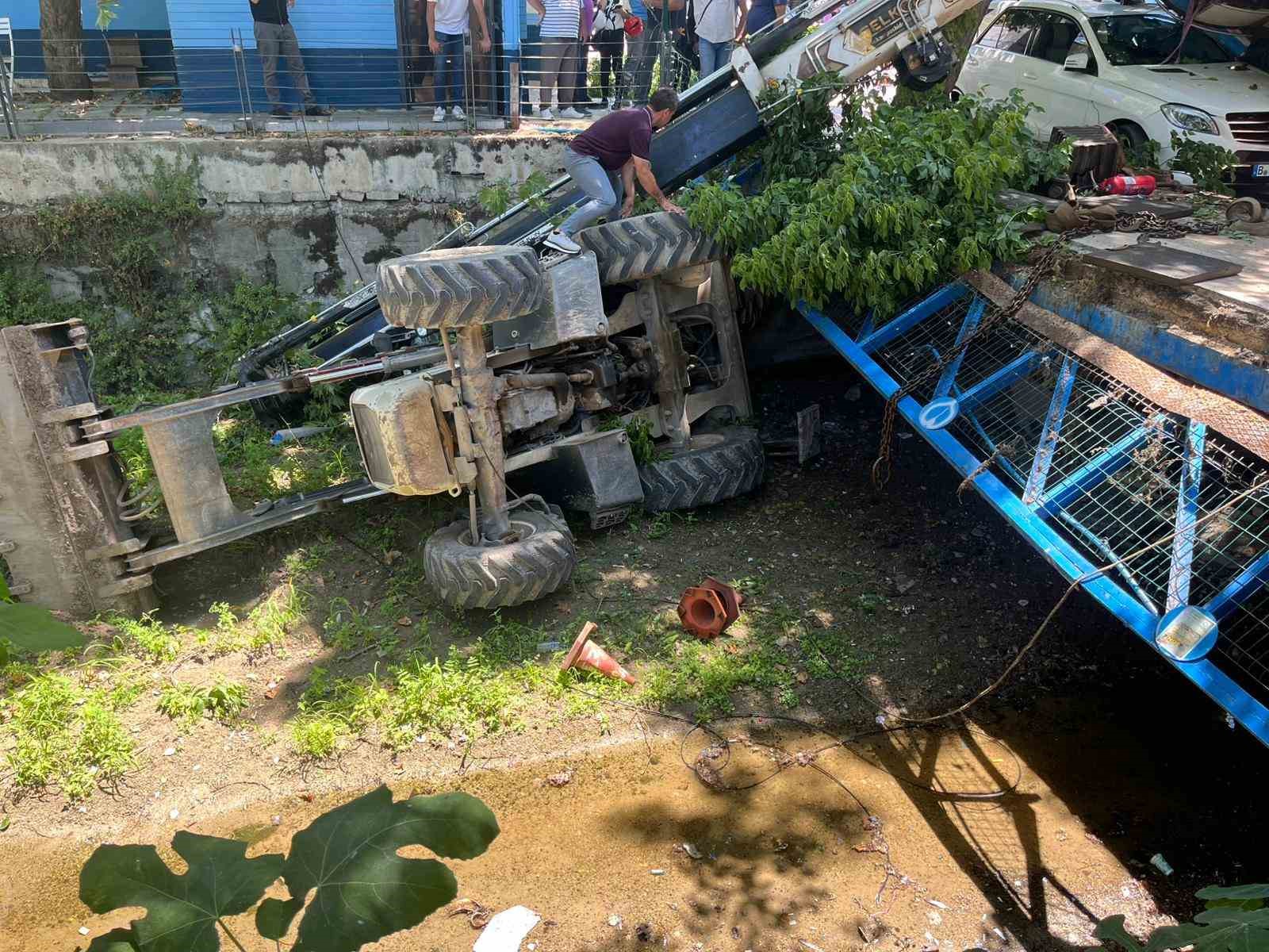 vinc aracin uzerine devrildi kepce dereye uctu korku dolu anlar kamerada 1 aejIiX7U