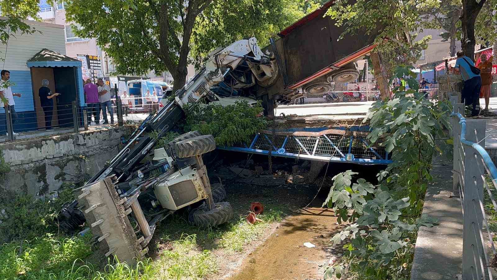 vinc aracin uzerine devrildi kepce dereye uctu korku dolu anlar kamerada 2 lBf3iuwE