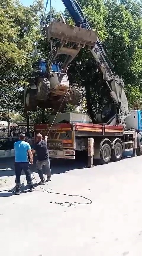 vinc aracin uzerine devrildi kepce dereye uctu korku dolu anlar kamerada 3 zypIg9kD