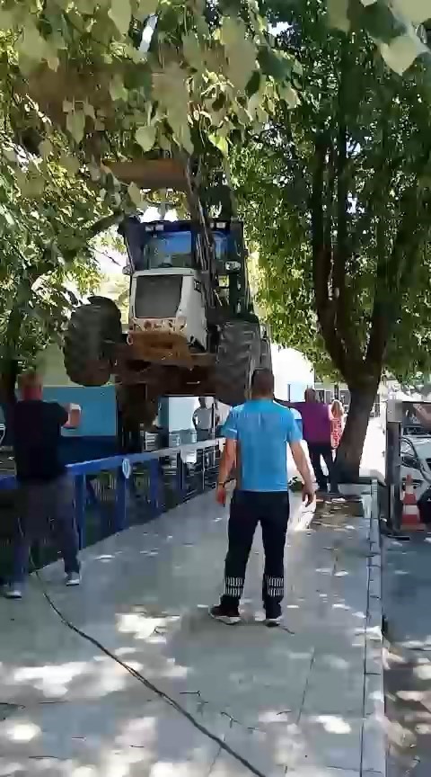 vinc aracin uzerine devrildi kepce dereye uctu korku dolu anlar kamerada 4 Bf52Aibi