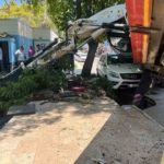 vinc-aracin-uzerine-devrildi-kepce-dereye-uctu-korku-dolu-anlar-kamerada-cE2eMkFl.jpg
