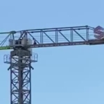 vinc-operatoru-40-metre-yukseklikte-namaz-kilip-calismaya-devam-etti-bAeV5wbO.jpg