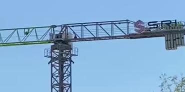 vinc-operatoru-40-metre-yukseklikte-namaz-kilip-calismaya-devam-etti-bAeV5wbO.jpg