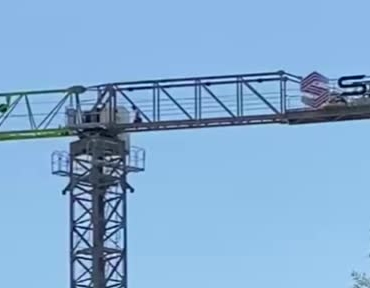 vinc-operatoru-40-metre-yukseklikte-namaz-kilip-calismaya-devam-etti-bAeV5wbO.jpg
