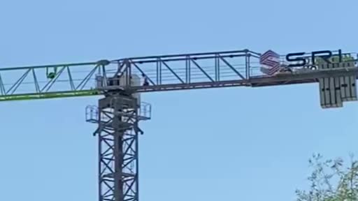 vinc-operatoru-40-metre-yukseklikte-namaz-kilip-calismaya-devam-etti-bAeV5wbO.jpg