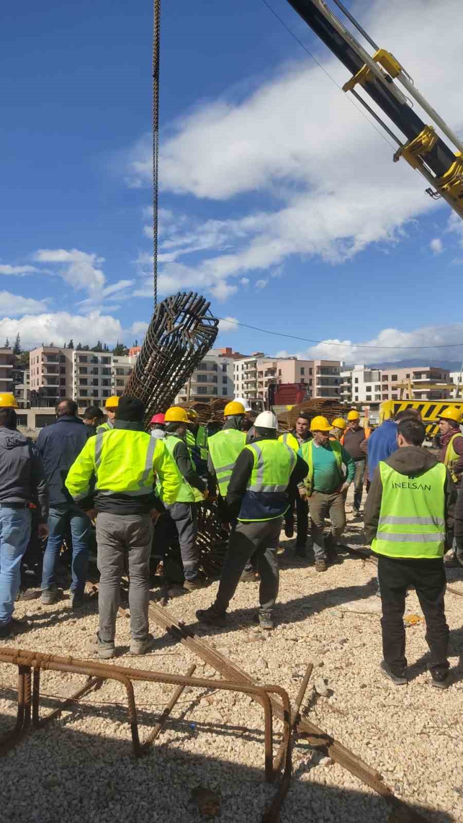 vincten dusen demir kolunun altinda kalan isci yaralandi 2 MmgrnLiL