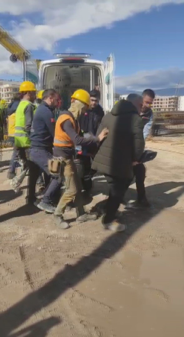 vincten dusen demir kolunun altinda kalan isci yaralandi 3 stmesFjN