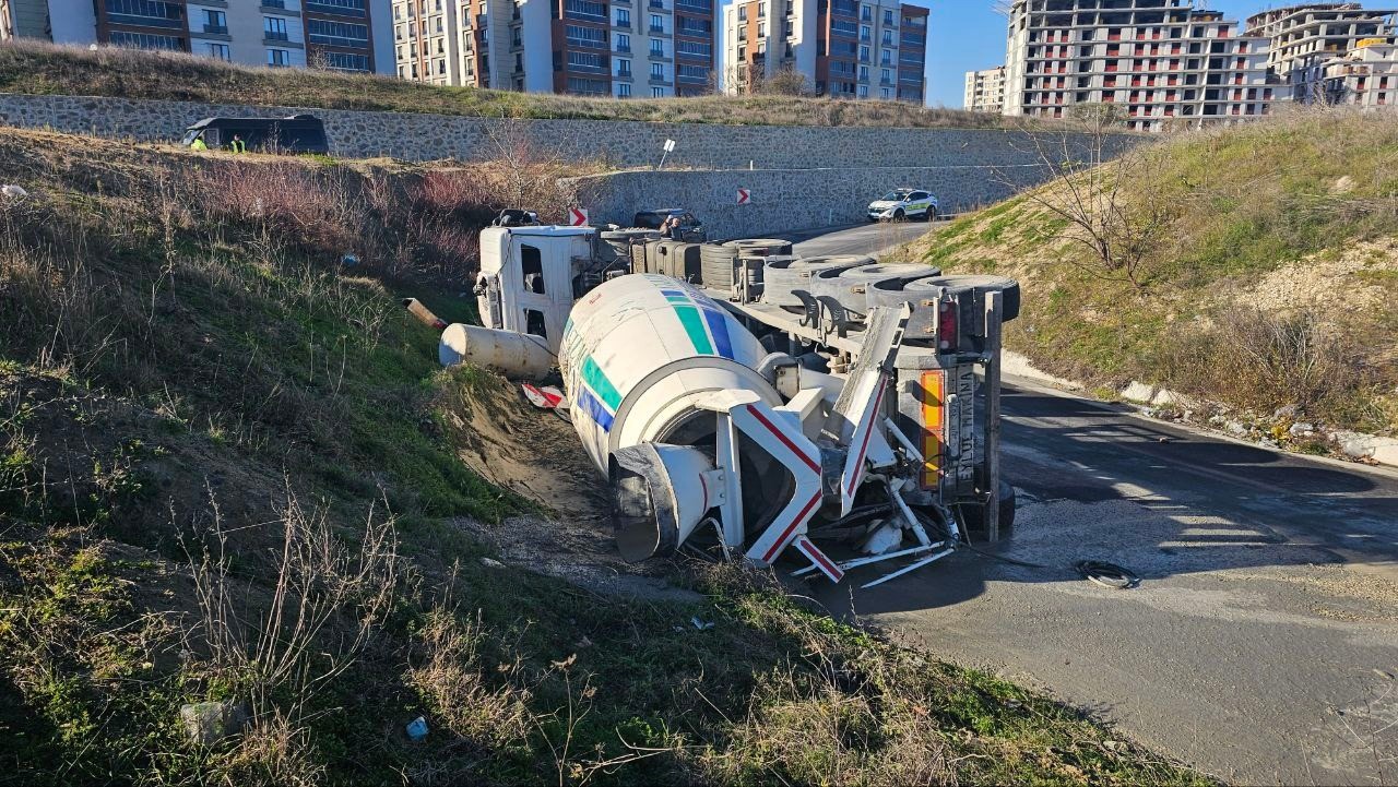 viraji alamayan beton mikseri yan yatti beton yola dokuldu 0 95GyVMW5